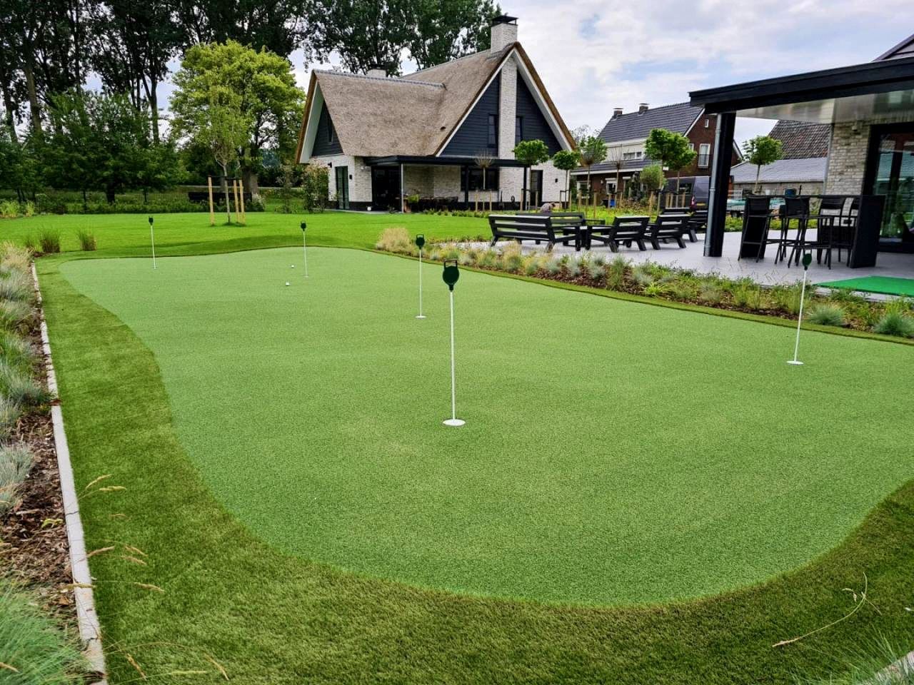 Multi-hole putting green